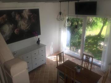 Gîte pour 4 personnes, avec jardin ainsi que piscine et vue à Cronat