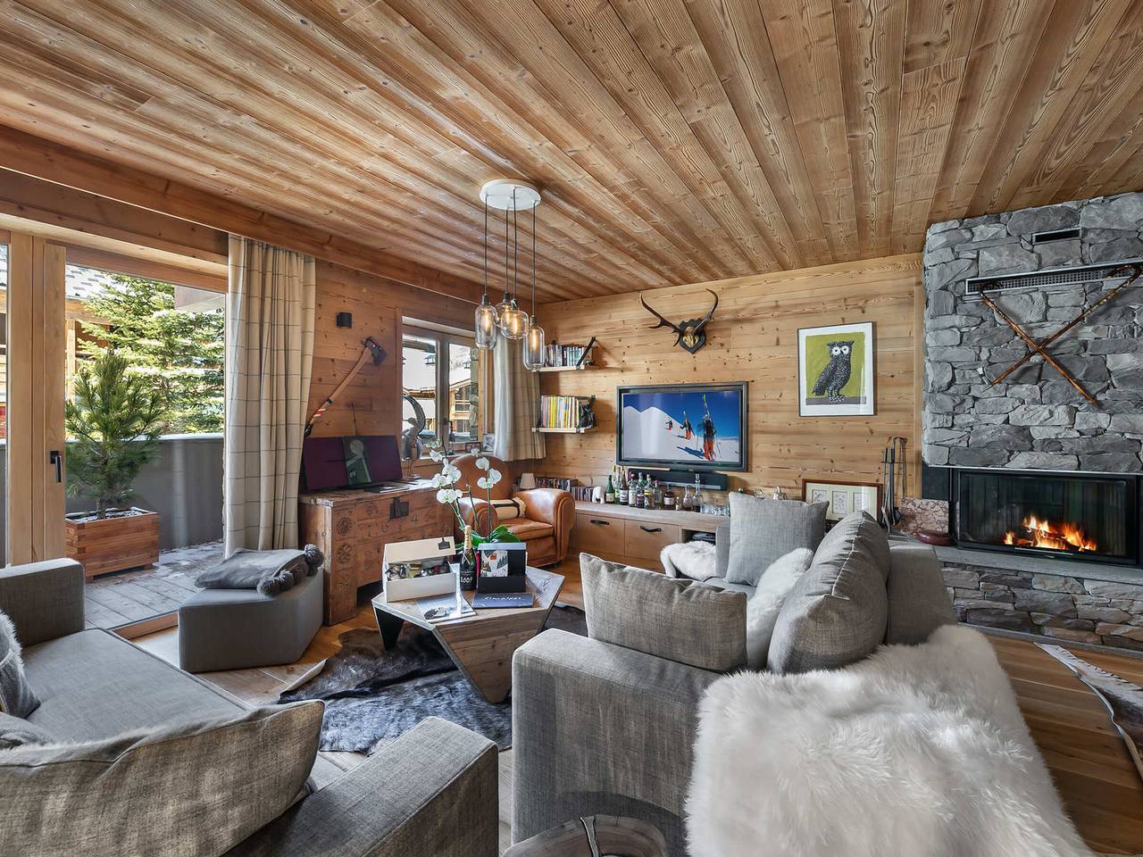 Entire apartment, Contemporary 4-Bedroom Apartment Near Ski Slopes with Fireplace and Parking in Val-d'Isère, Vanoise National Park