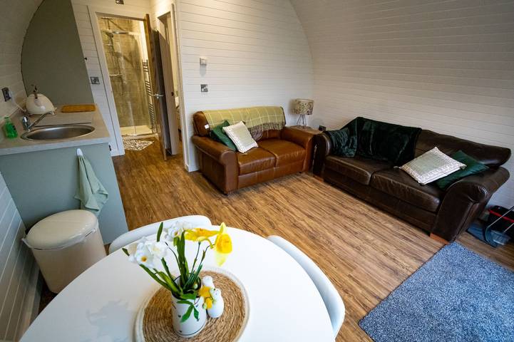 Chalet for 3 people, with garden and terrace as well as lake view, child-friendly in North-Wales