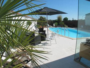 Chambre d’hôte pour 2 personnes, avec piscine ainsi que terrasse et jardin, animaux acceptés à Nieulle-sur-Seudre