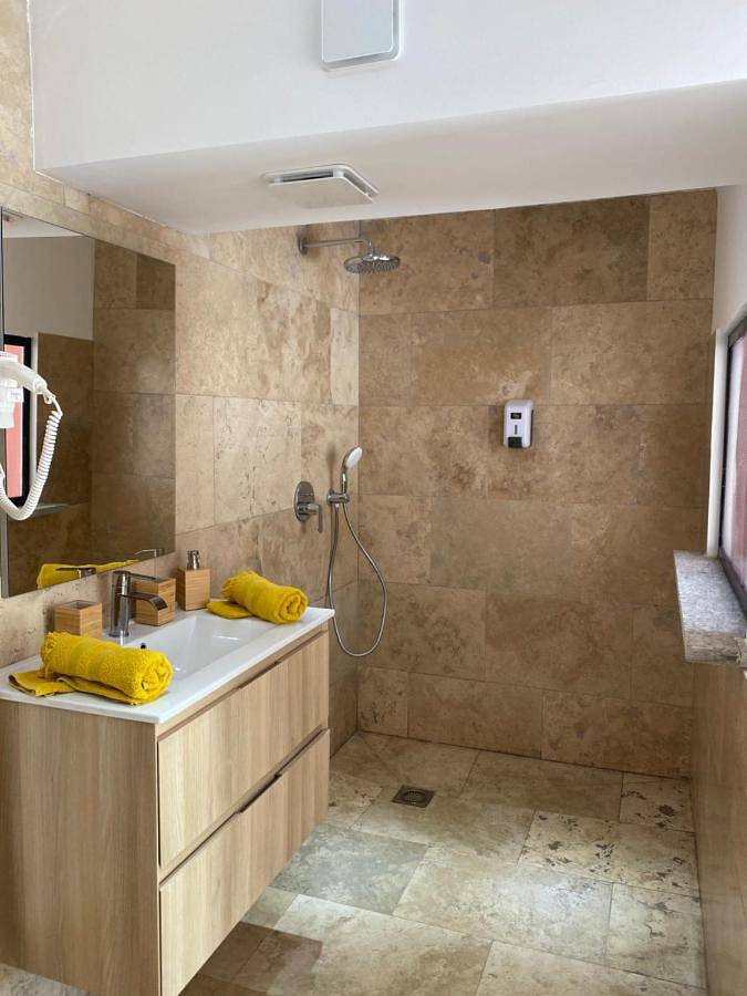 Chambre d’hôte pour 2 personnes, avec Terrasse et Jacuzzi ainsi que Jardin et Piscine