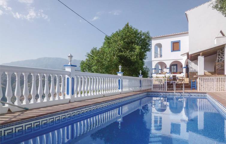 Ferienhaus für 15 Personen, mit Terrasse und Garten in Sayalonga