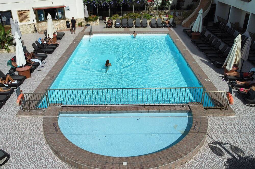 Cozy poolside apartment with 5 beds in St. Paul's Bay, Malta Island