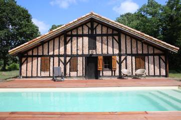Gîte pour 8 personnes, avec piscine et jardin ainsi que terrasse et vue, animaux acceptés dans Lesgor
