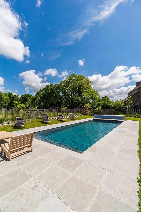 Location de vacances pour 14 personnes, avec Terrasse ainsi que Jardin et Piscine à Plouzélambre
