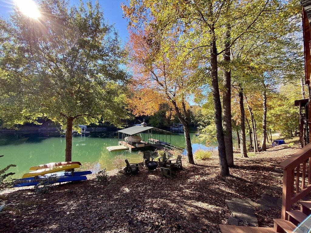 Awesome Lakefront Log Cabin mit überdachten Dock ~ in der Nähe von Clemson in Saxony Forest, Lake Keowee