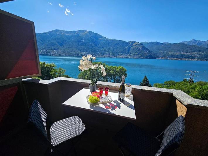 Ferienwohnung für 4 Personen, mit Balkon und Terrasse sowie Seeblick und Ausblick