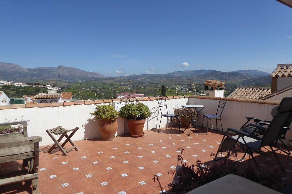 Stylish townhouse with superb views, elegant courtyard, pool and large terraces in Álora, Provincia de Málaga