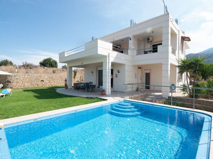 Location de vacances pour 8 personnes, avec piscine ainsi que jardin et balcon dans Georgioupoli