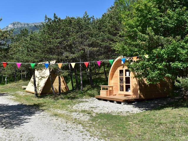 Camping pour 4 personnes, avec piscine et terrasse ainsi que vue et jardin dans le Vercors - 4