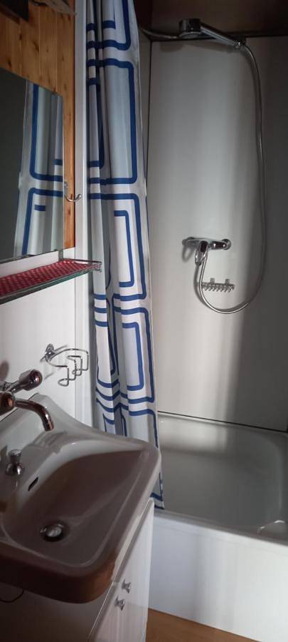 Gîte pour 7 personnes, avec vue sur le lac ainsi que vue et jardin, adapté aux familles à Bullet - 4