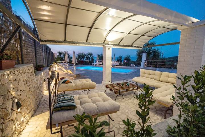 Location de vacances pour 5 personnes, avec jardin ainsi que piscine et vue, adapté aux familles dans Rodi Garganico - 2