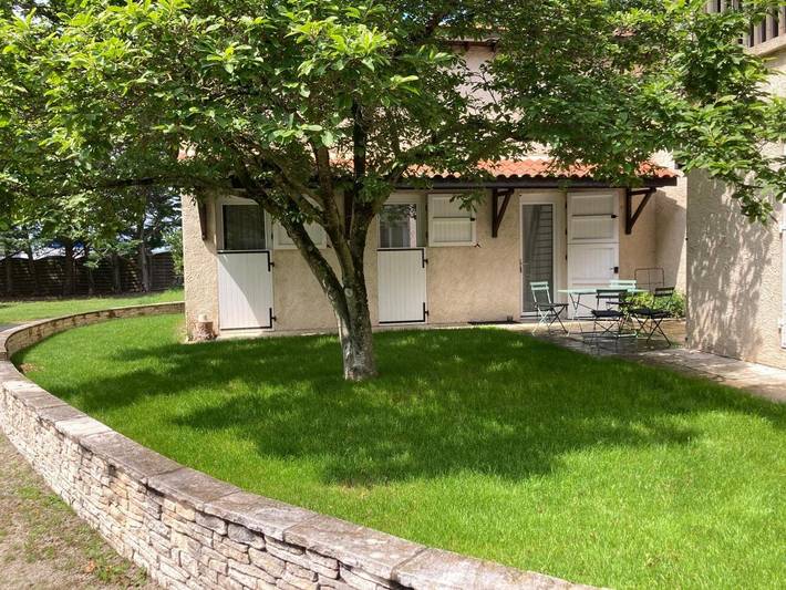 Gîte pour 2 personnes, avec terrasse ainsi que piscine et jardin, animaux acceptés à Andrézieux-Bouthéon