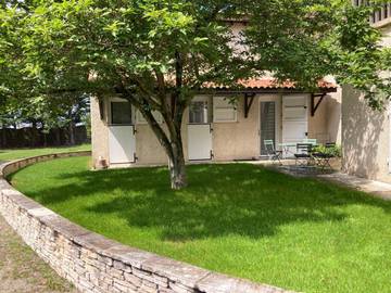 Appartement de vacances pour 2 personnes, avec terrasse ainsi que jardin et piscine, animaux acceptés dans la Loire