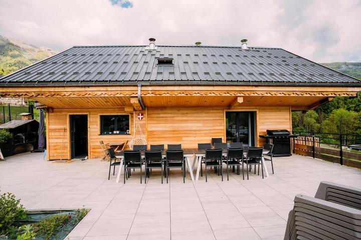 Location de vacances pour 15 personnes, avec vue et jardin, adapté aux familles à Thoiry (Savoie) - 2