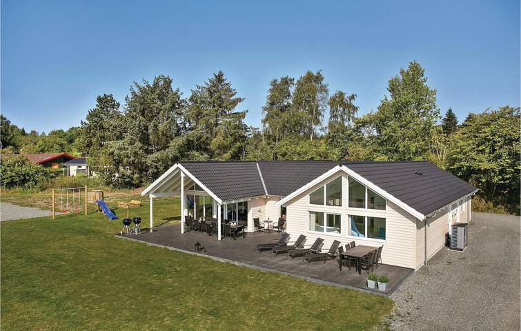 Ferienhaus für 18 Personen, mit Whirlpool und Terrasse sowie Garten und Pool