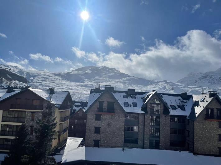 Location de vacances pour 4 personnes, avec piscine ainsi que vue et jardin à Formigal (Ski)