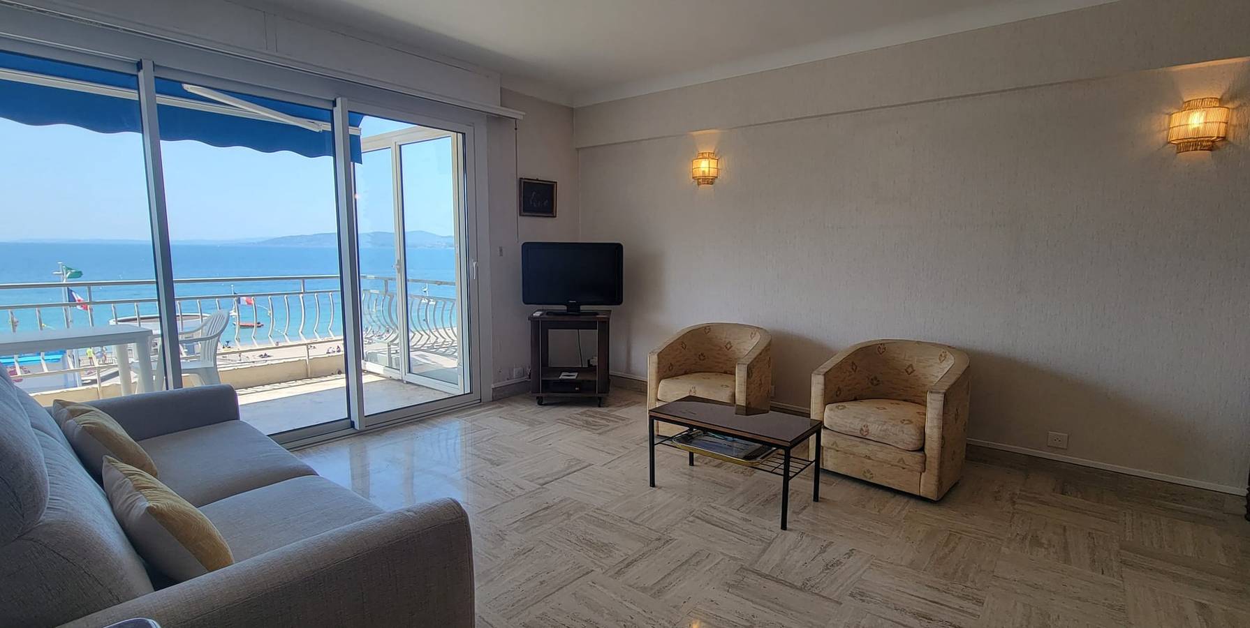 Appartement entier, Appartement avec terrasse au pied de la plage  in Saint-Raphaël, Massif de l'Esterel