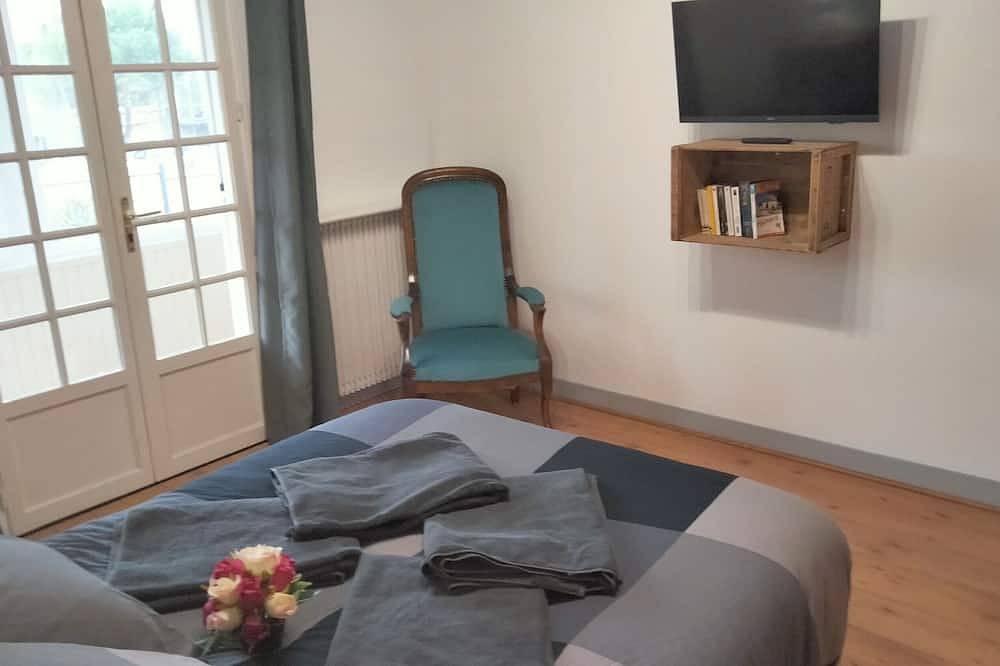 Holiday Home 'Au Nid Douillet' with Shared Terrace, Shared Garden and Wi-Fi in Bourges, Bourges region