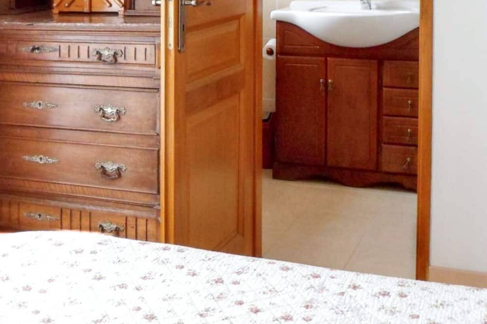 Homerez - Casa en Nages con vistas al lago in Lago de Laouzas, Nages