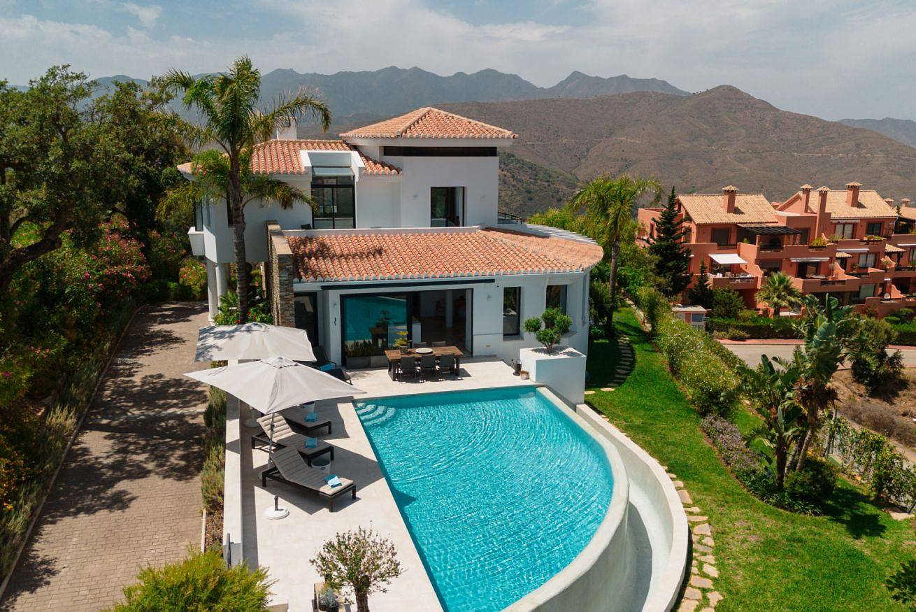 Villa La Mairena : vacances de rêve avec piscine à débordement et terrasse avec vue panoramique in Urbanizacion Las Jacarandas, Ojén