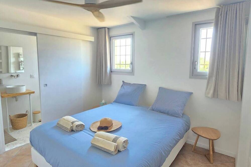 Warm, air-conditioned cottage in Domaine des Lions. in Sérignan, Côte d'Améthyste