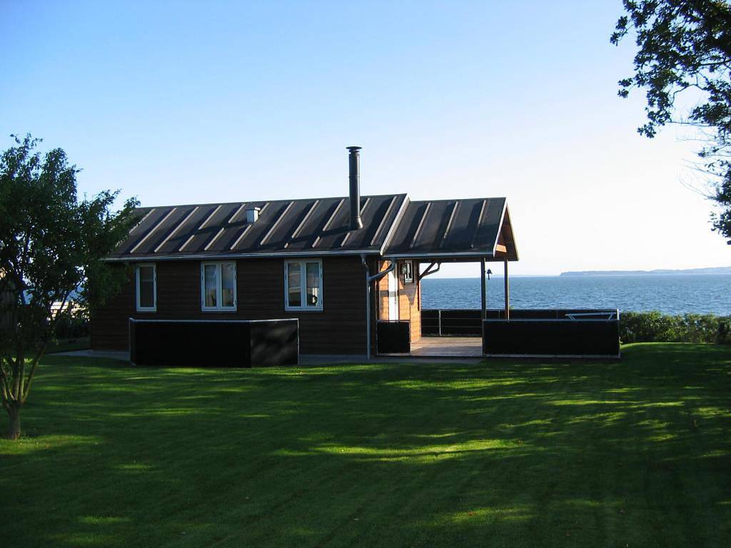 Lovely holiday house right by the fjord with a panorama view overlooking the Limfjord.  in Nykøbing Mors, Morsø