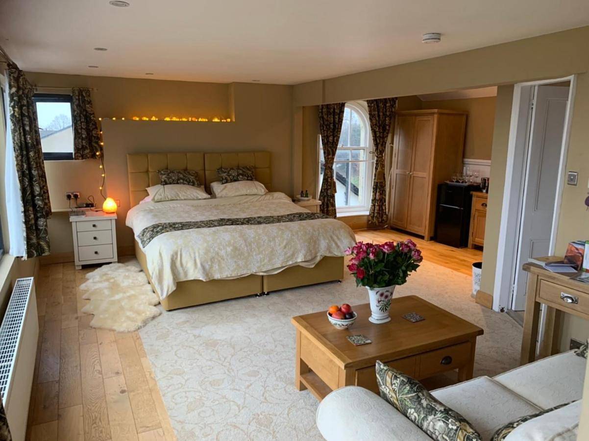 The Penthouse Bowness Tranquil Loft Jacuzzi Bath & Complimentary Cascades Spa Membership in Bowness-on-Windermere, Lake District