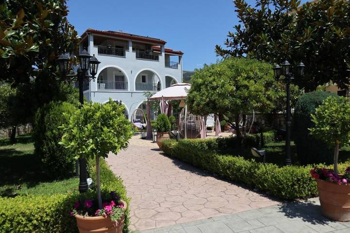 Appart’hôtel pour 2 personnes, avec Balcon et Terrasse ainsi que Jardin et Vue