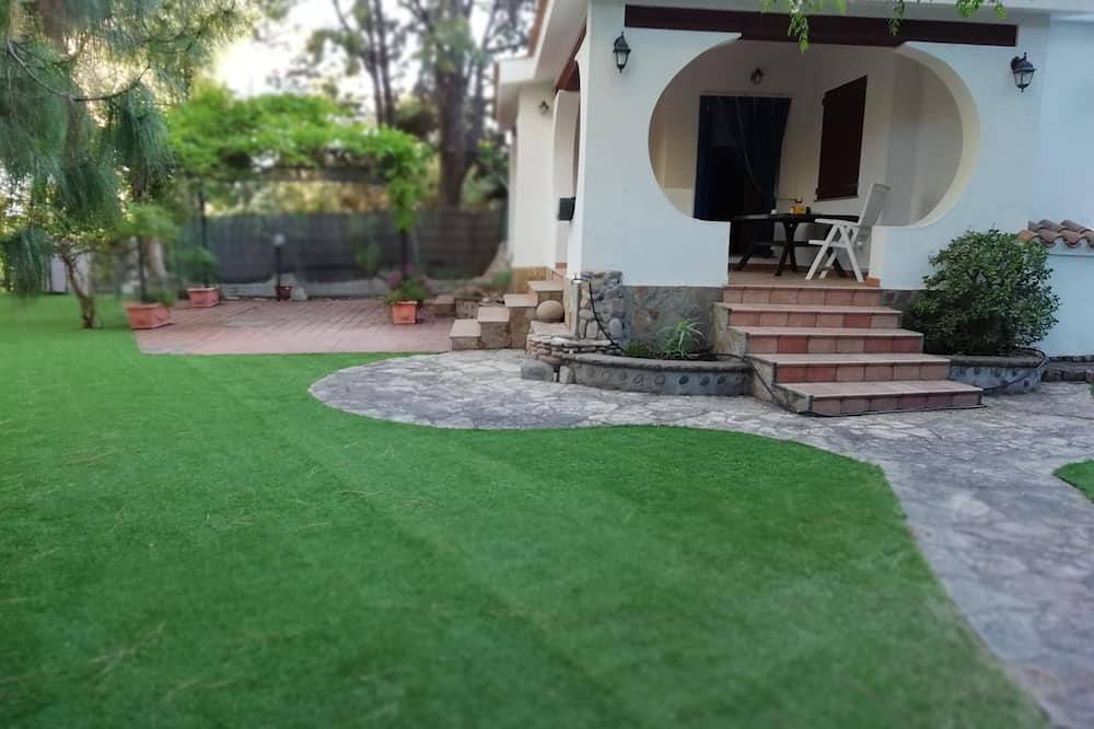 Villa independiente con jardín exclusivo. in Solanas, Comune di Sìnnia