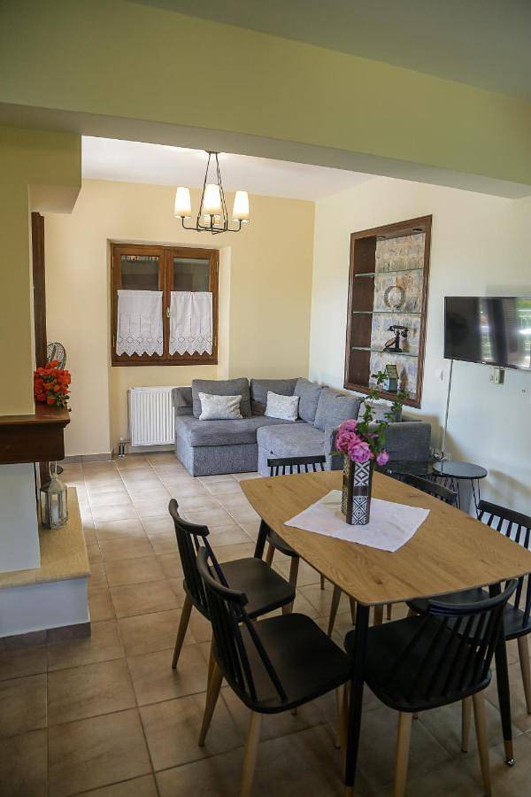 Picturesque Houses in Kinuria