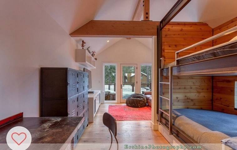 Vacation rental for 16 people, with balcony and pool as well as hot tub and sauna by Lake Tahoe