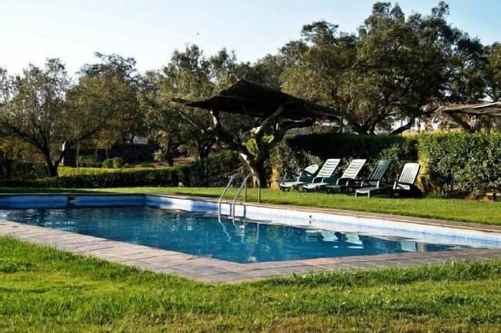 Cabaña para 6 personas, con jacuzzi además de piscina y jardín en Extremadura