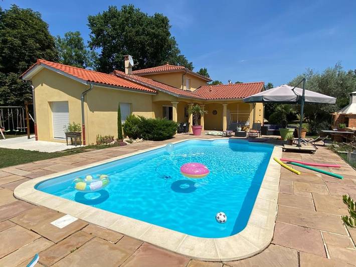 Location de vacances pour 4 personnes, avec Terrasse ainsi que Jardin et Piscine à Gleizé