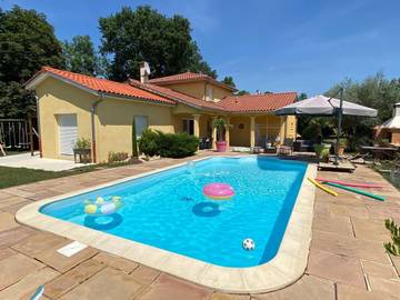 Cottage pour 4 personnes, avec jardin et piscine, adapté aux familles à Gleizé