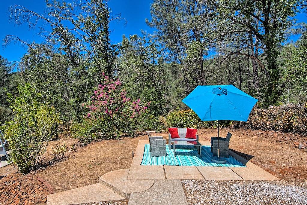 Peaceful Cottage Retreat - 1 mile from Lake Shasta in Shasta Lake