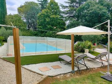 Cottage pour 2 personnes, avec piscine ainsi que vue et jardin à Lédenon