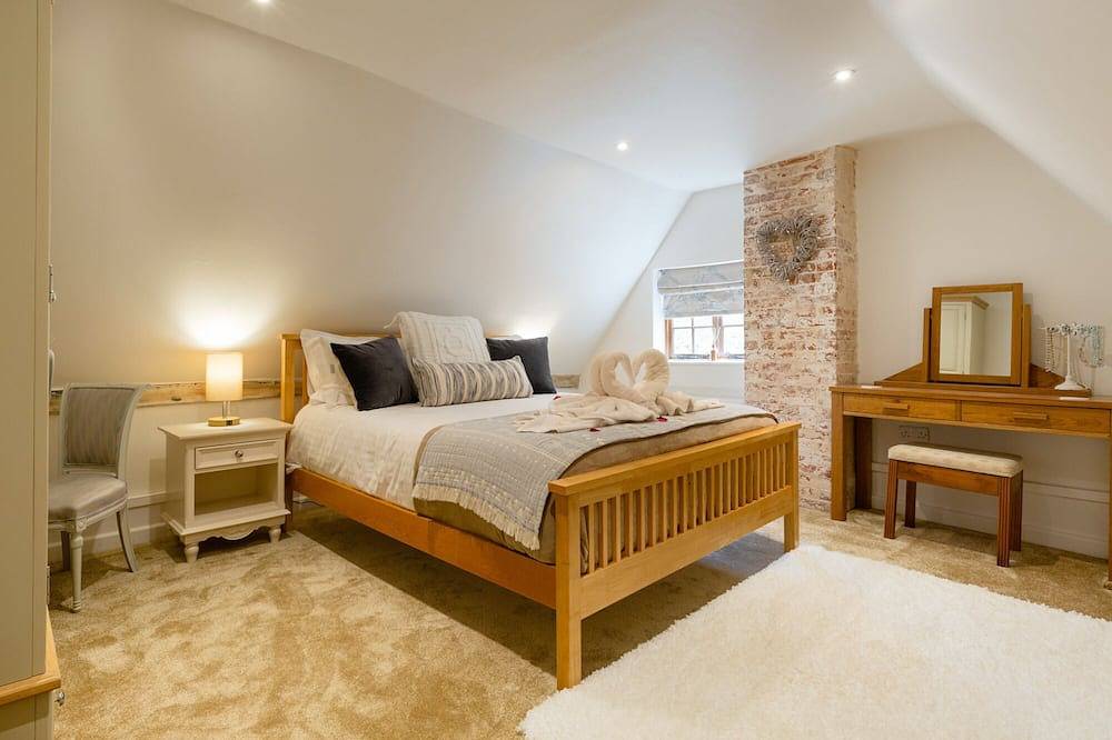 Hot tub, masseuse, private chef, pizza oven, fire place and dog friendly in Suffolk