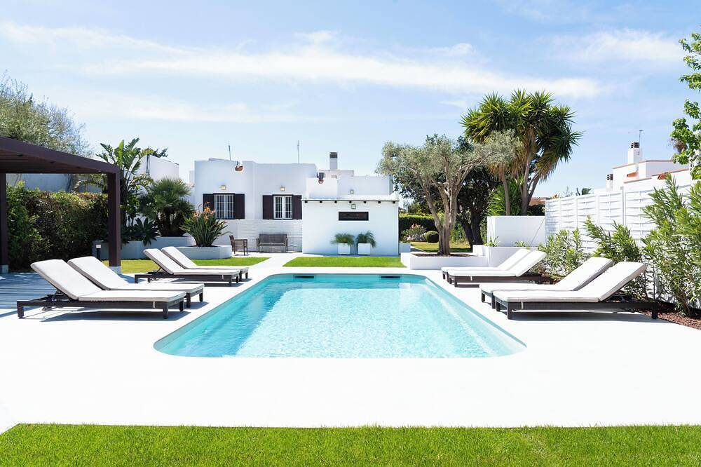 Luxury Villa with  Heated Swimming pool& Outdoor Jacuzzi -  50mt from the Beach in Geremeas, Cagliari e Dintorni