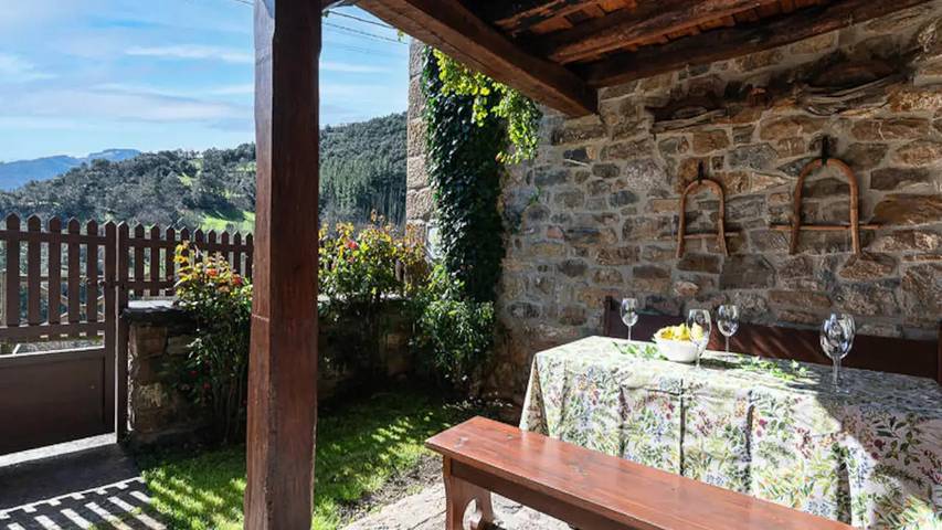 Apartamento rural para 6 personas, con Balcón y Terraza además de Jardín y Piscina en Liébana