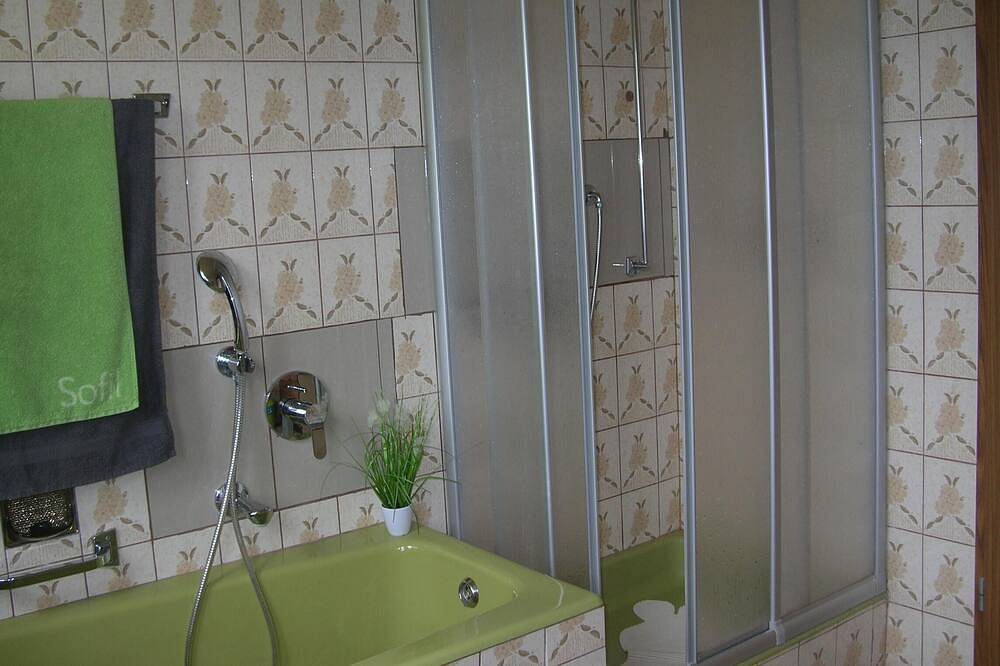 Ganze Wohnung, Ferienwohnung (130qm) mit schöner Aussicht in Sulzfeld, Rhön-Bayern