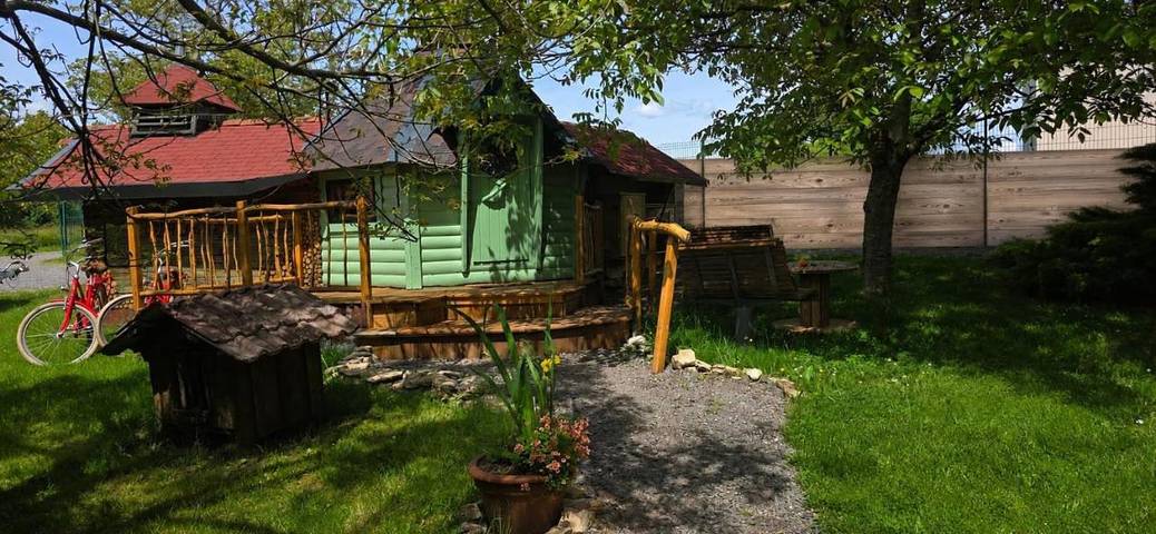 Tente pour 4 personnes, avec Jacuzzi et Terrasse ainsi que Jardin et Piscine