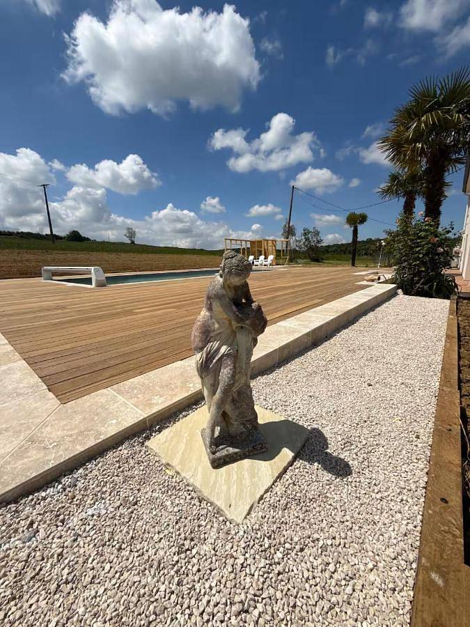 Gîte pour 4 personnes, avec Balcon et Terrasse ainsi que Jardin et Piscine dans Lias