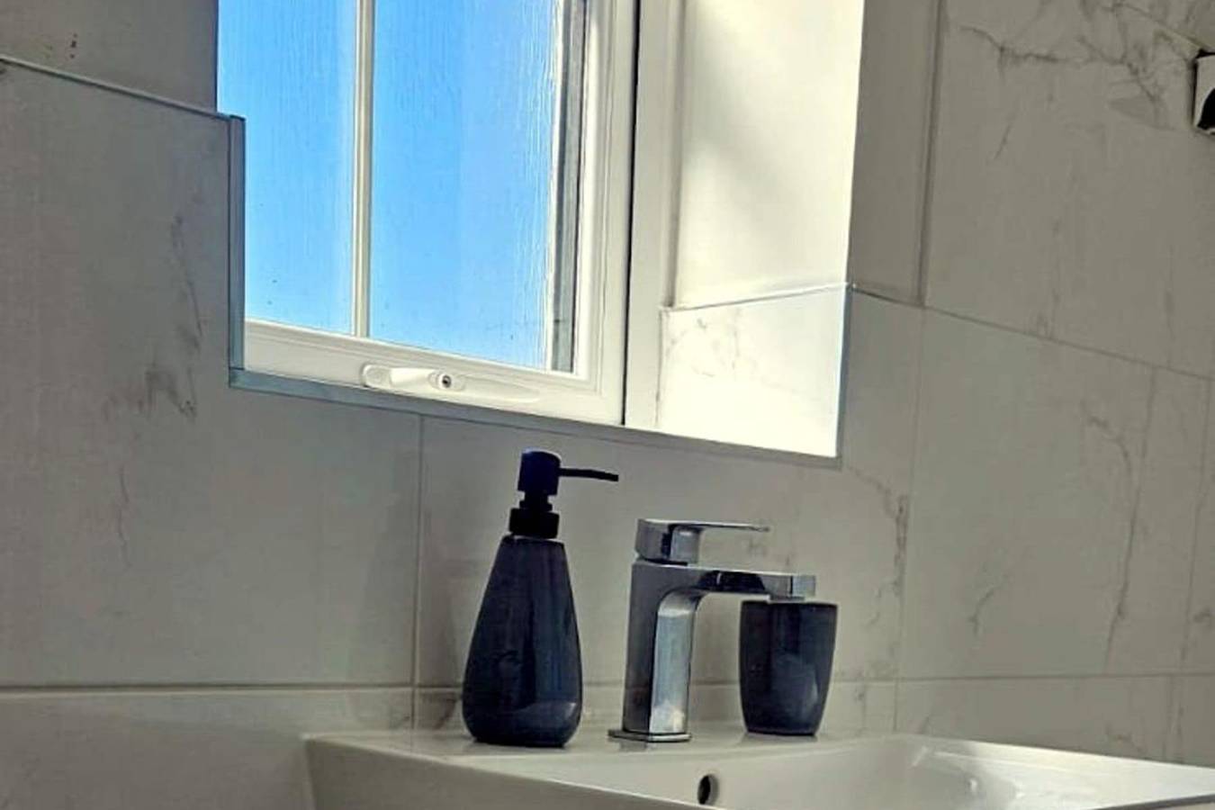 House - Sleeps 11 - Parking - Station Close in Preston, Lancashire