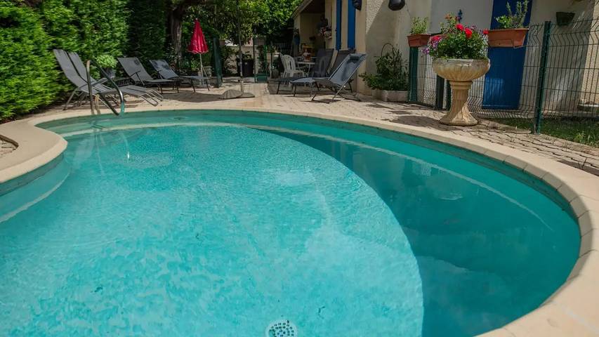Location de vacances pour 7 personnes, avec jardin et piscine à Clarensac