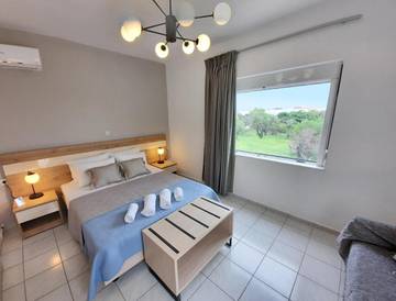 Gîte pour 2 personnes, avec jardin ainsi que vue et terrasse dans Soúgia