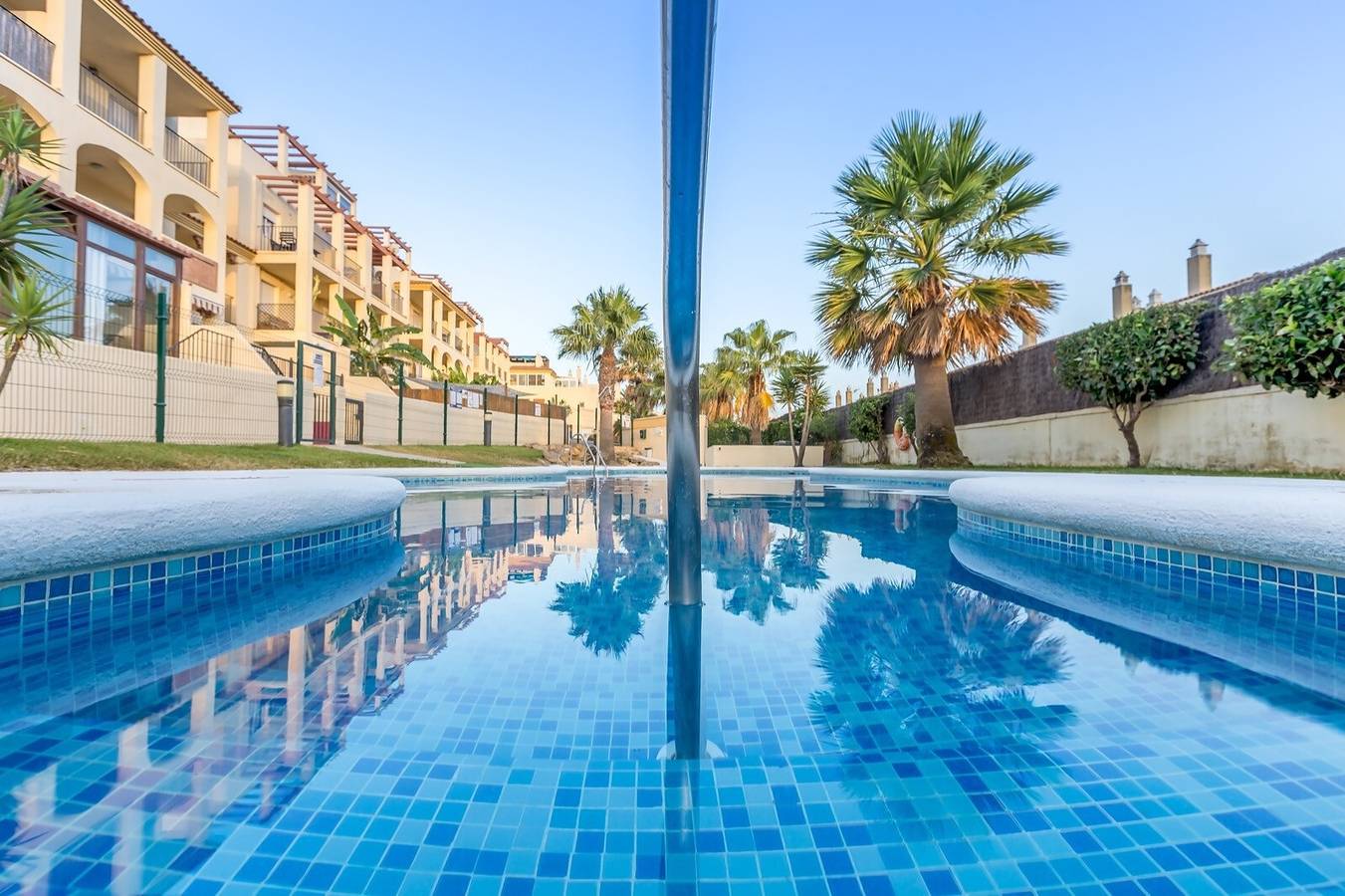 Apartamento entero, Apartamento 'Con Terraza' con Piscina Compartida, Wi-Fi y Aire Acondicionado in Playa de Los Lances, Tarifa