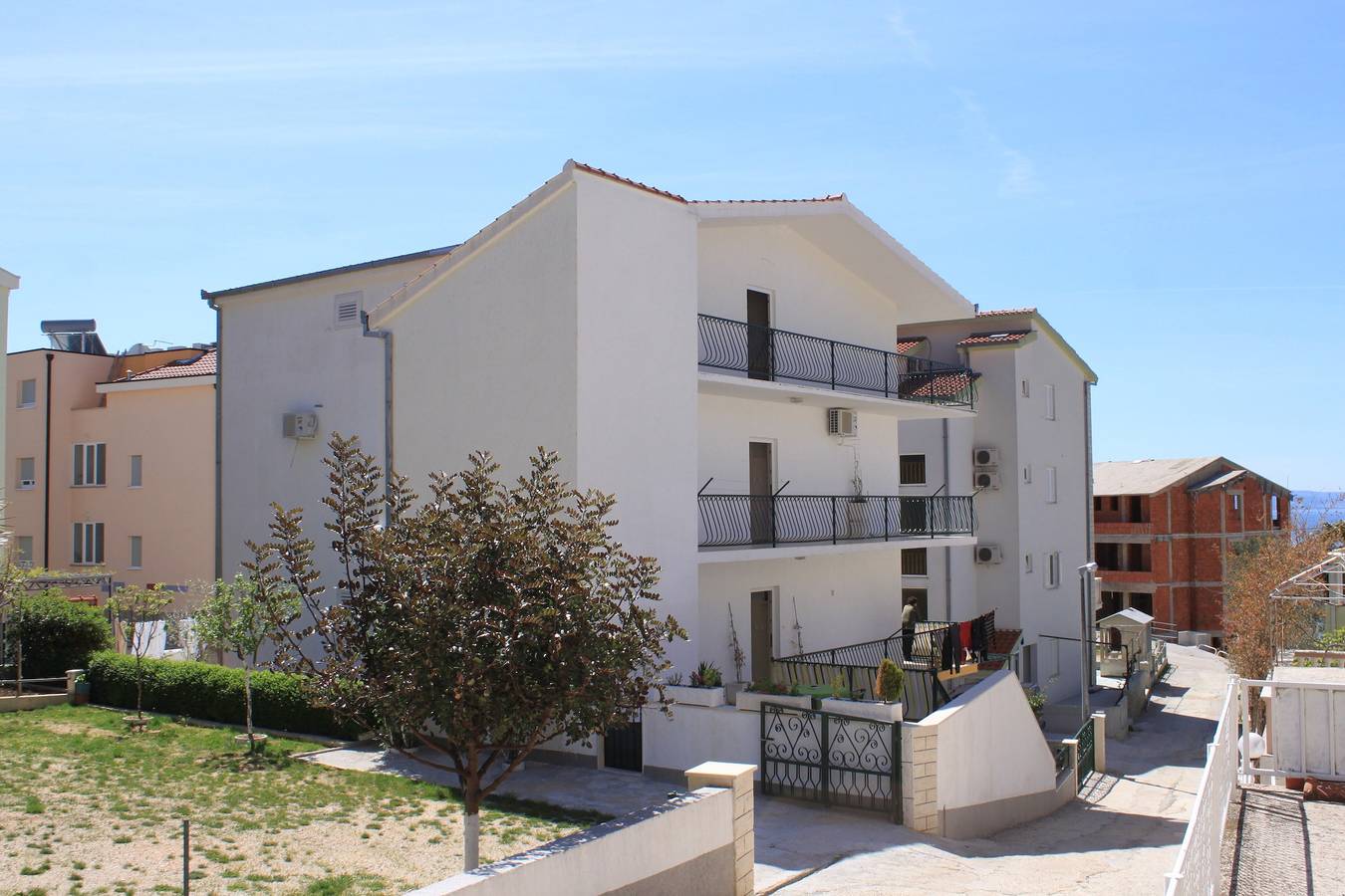 Ganze Wohnung, 1-Zimmer-Ferienwohnung mit Balkon und Meerblick Nemira, Omis A-4652-b in Omiš (Kroatische Adria), Omis-Riviera