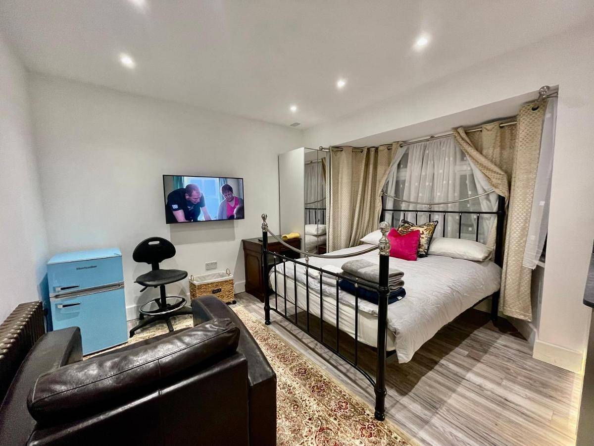 Villa in Ealing, London