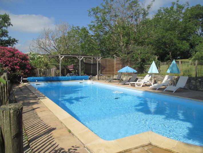 Gîte pour 9 personnes, avec piscine ainsi que jardin et terrasse